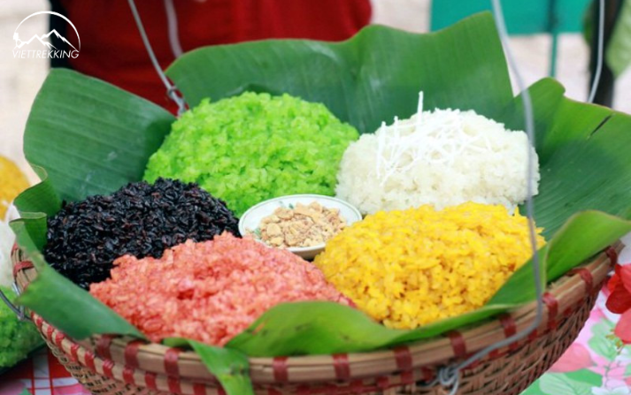 Xôi ngũ sắc chính là món ăn truyền thống vào các dịp Tết của dân tộc Tày ở Tuyên Quang