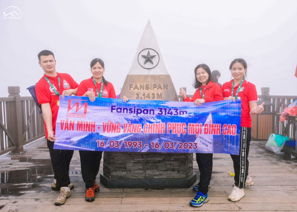 Các thành viên Tập đoàn Hóa chất Đức Giang đợt 2 đã thành công chạm đỉnh Fansipan