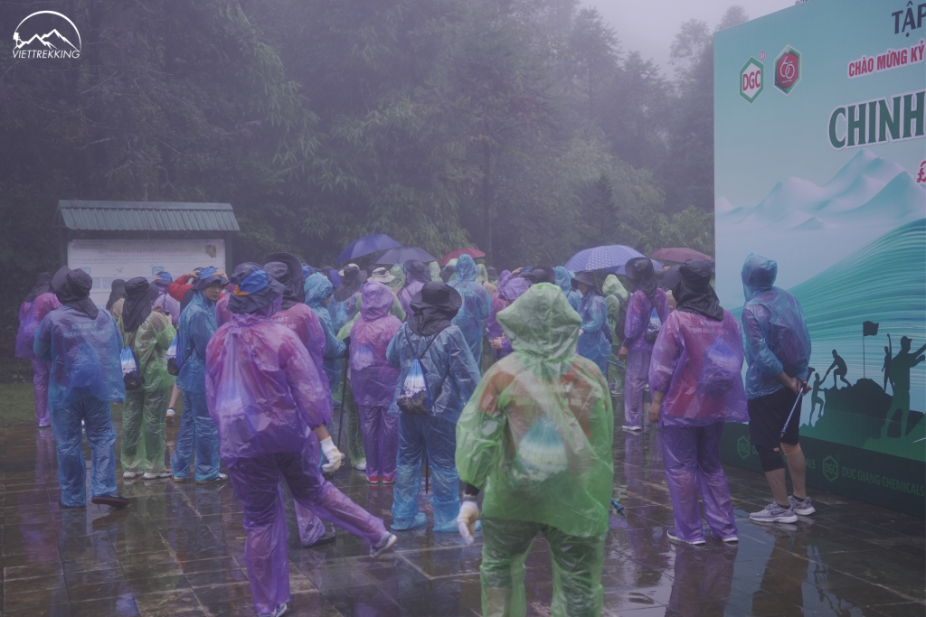 Các thành viên sẵn sàng chinh phục Fansipan dù trời mưa to