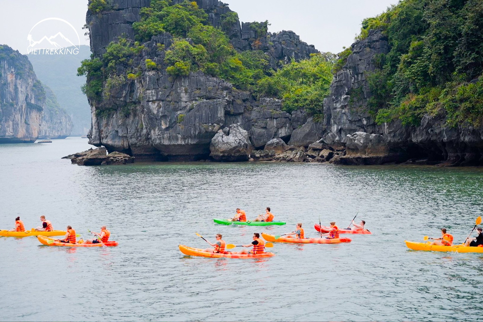 Chèo Kayak trên vịnh Lan Hạ