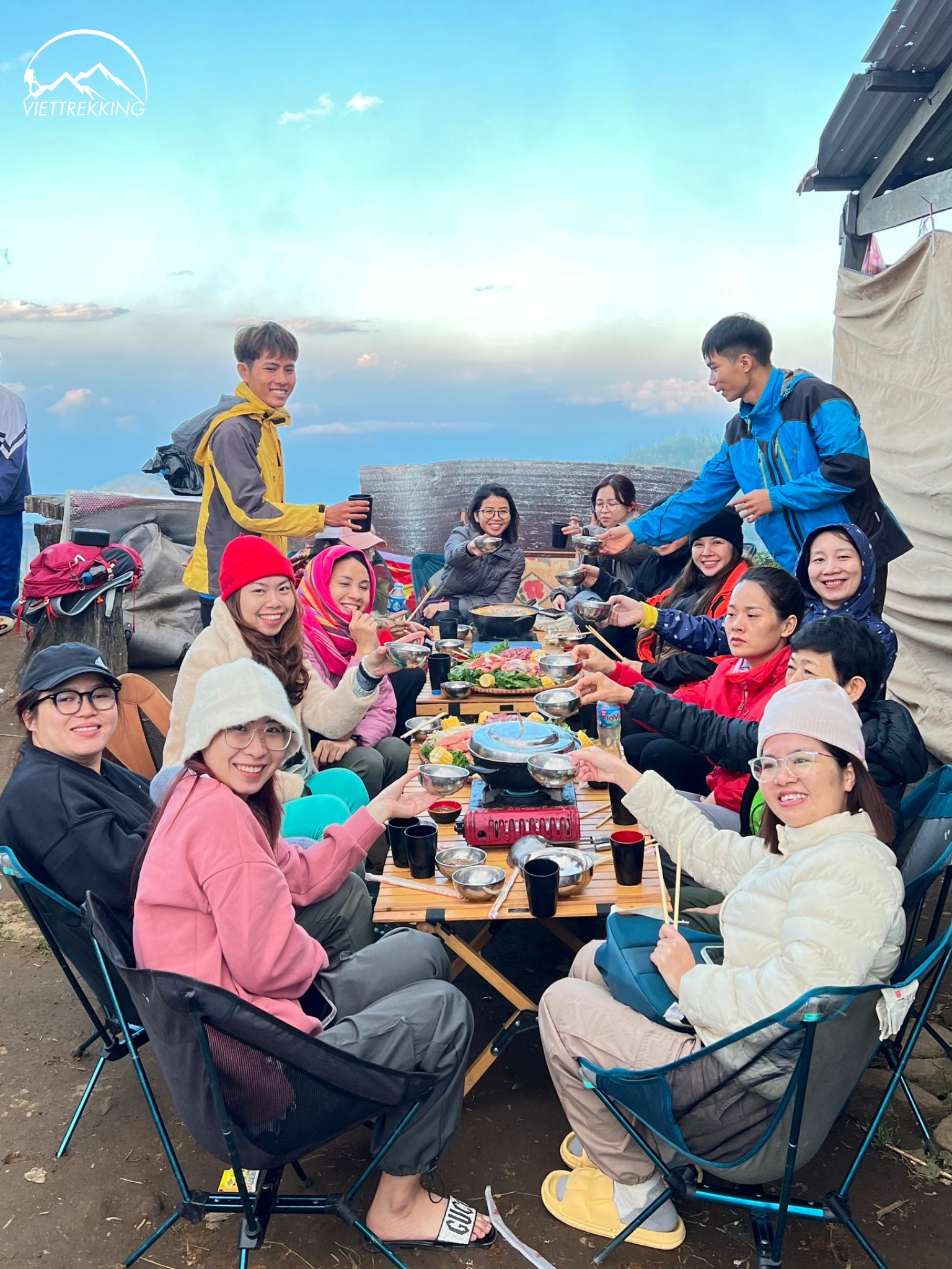 Bàn ghế camping cho những bữa ăn trên núi tuyệt vời của Viettrekking