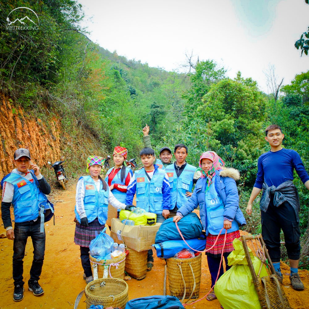 Đội ngũ porter hỗ trợ đông đảo trong mỗi hành trình của Viettrekking