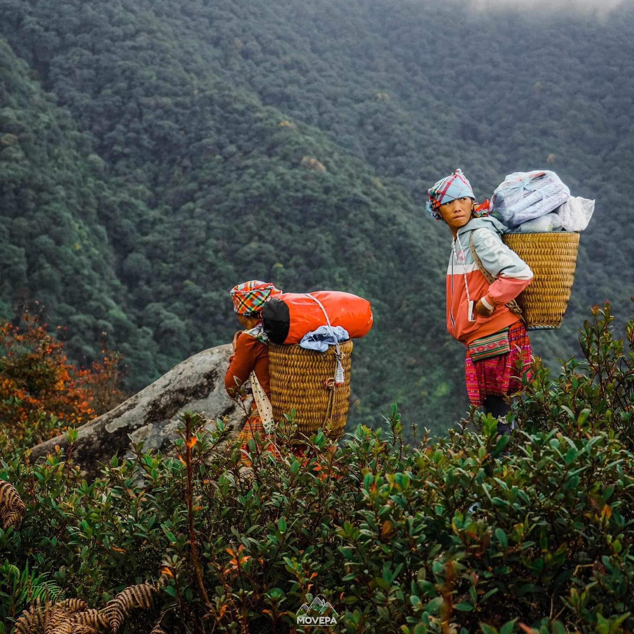 Hình ảnh các porter trong hành trình chinh phục Tà Xùa được đoàn khách Thái Lan của Viettrekking chụp lại